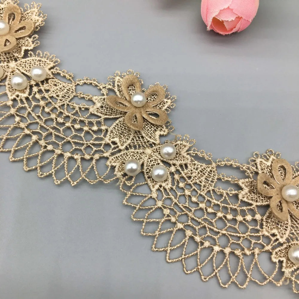 Spitzenband mit Perlen – Festliche Weihnachtsdekoration