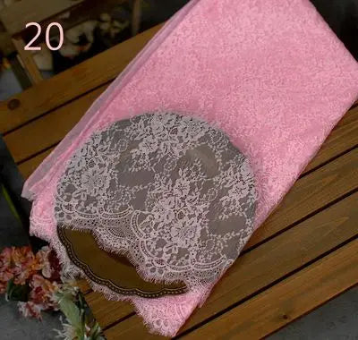 Edler Spitzenstoff – festliche Dekoration