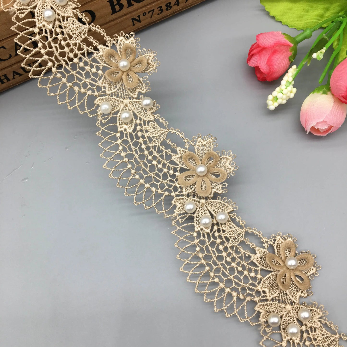 Spitzenband mit Perlen – Festliche Weihnachtsdekoration