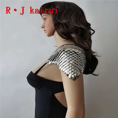 Schulterkette – Gold Scale Design