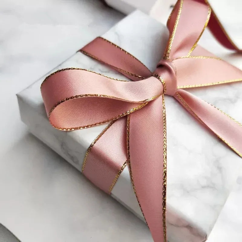 Satinband mit goldenem Rand