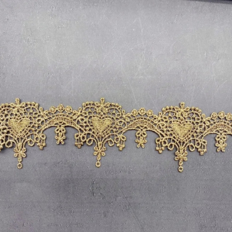 Goldene Spitze – Festliche Eleganz