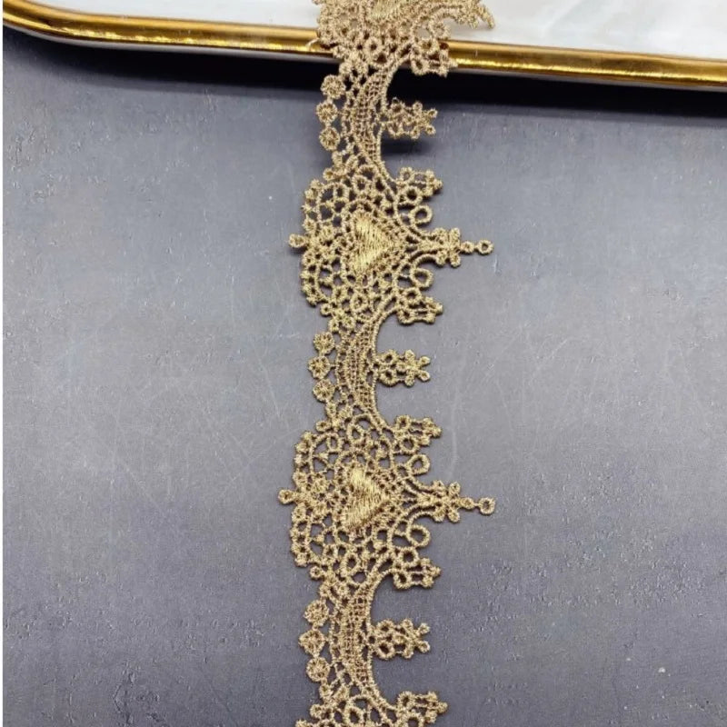 Goldene Spitze – Festliche Eleganz