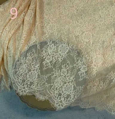 Edler Spitzenstoff – festliche Dekoration