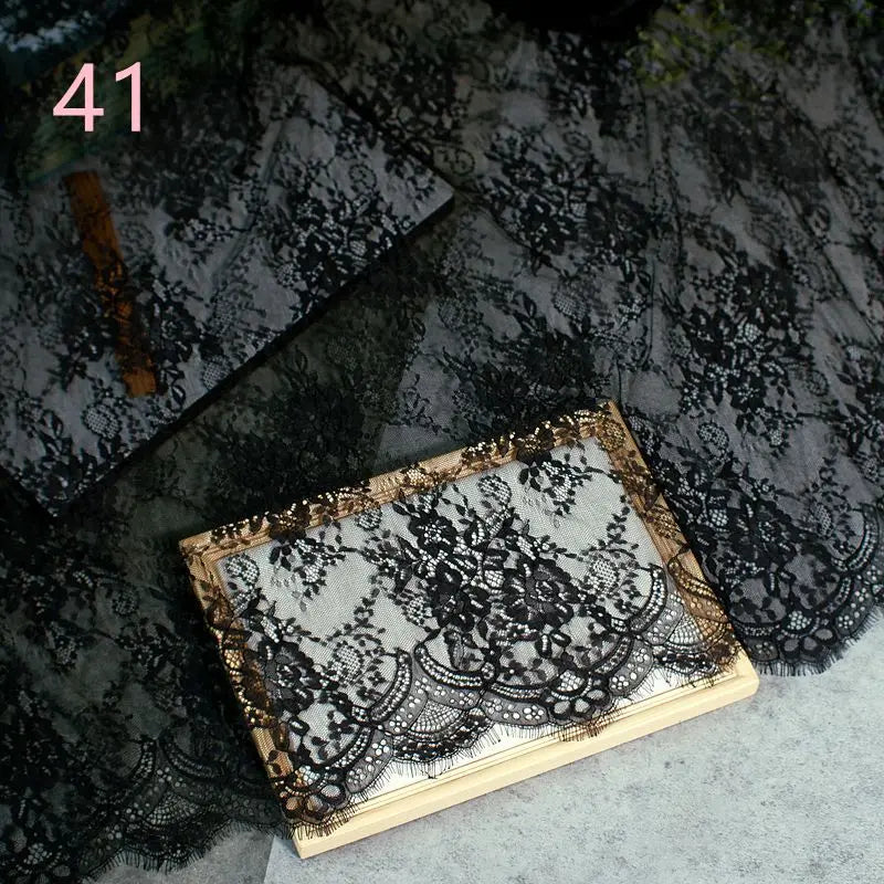 Edler Spitzenstoff – festliche Dekoration