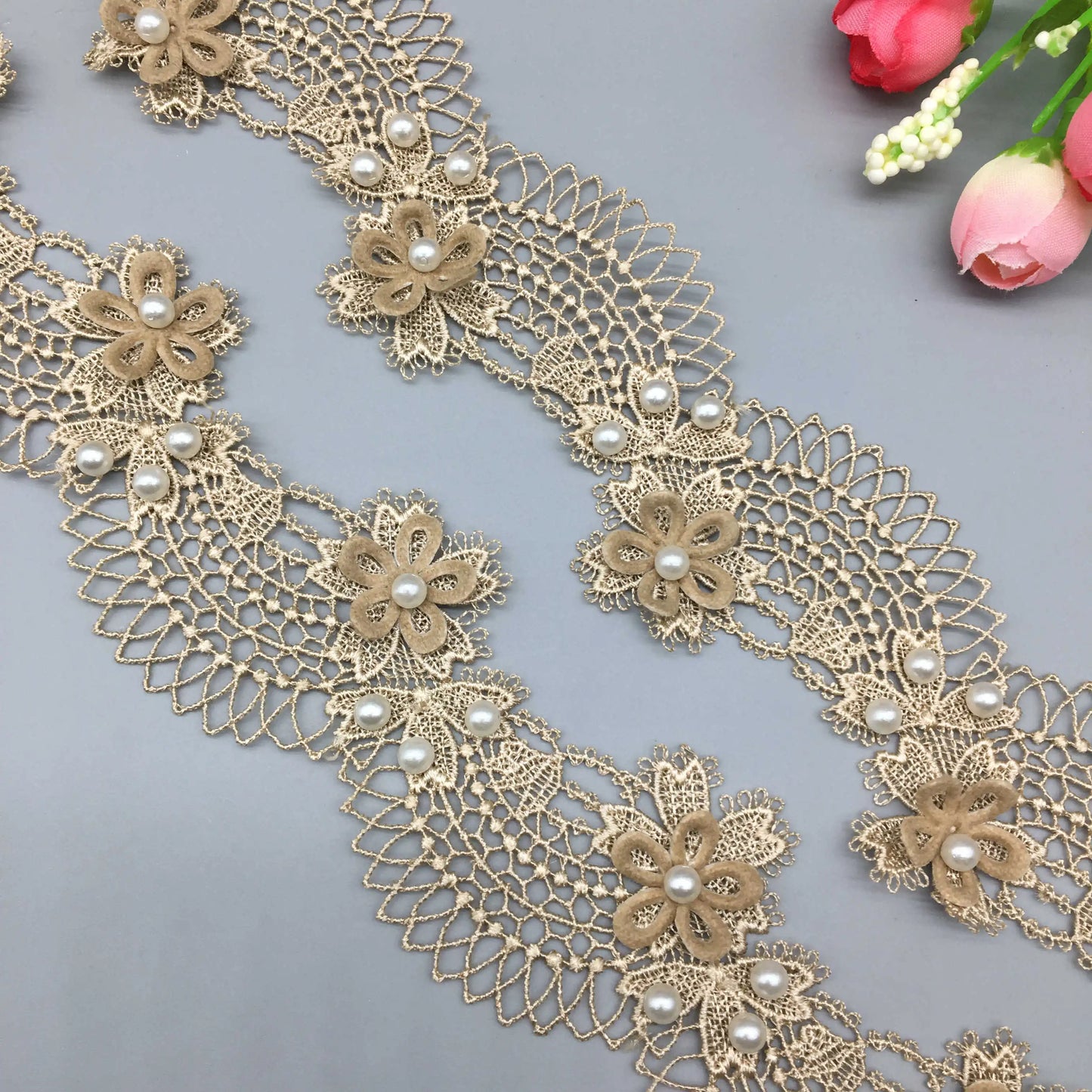 Spitzenband mit Perlen – Festliche Weihnachtsdekoration