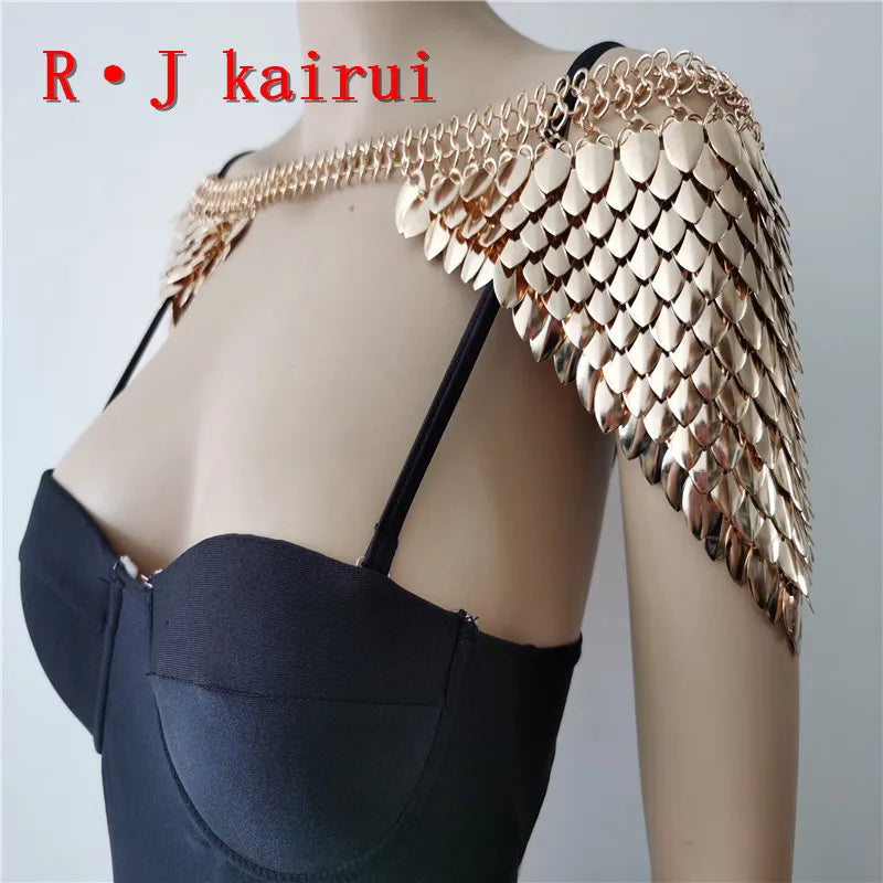 Schulterkette – Gold Scale Design