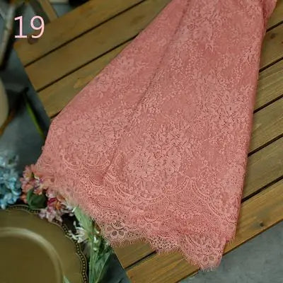 Edler Spitzenstoff – festliche Dekoration