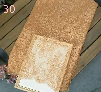 Edler Spitzenstoff – festliche Dekoration