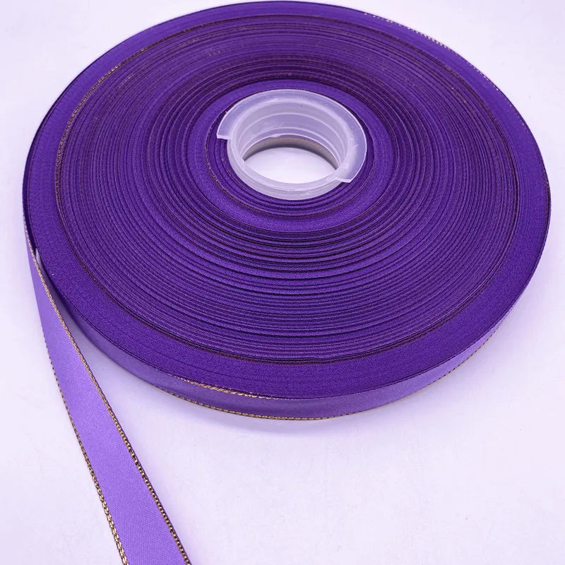 Satinband mit goldenem Rand