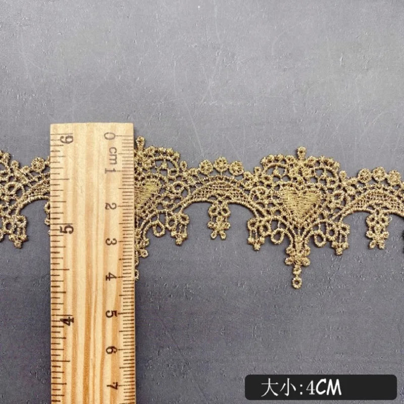 Goldene Spitze – Festliche Eleganz