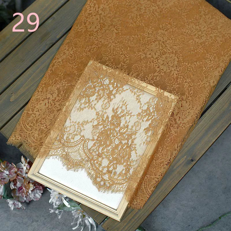 Edler Spitzenstoff – festliche Dekoration