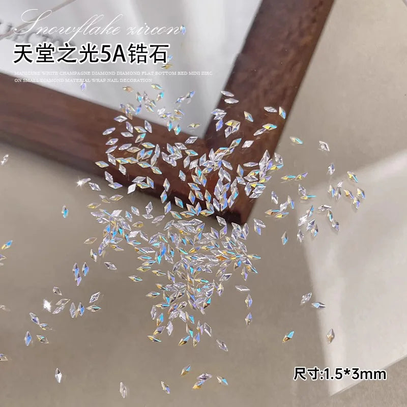 Glänzende Nailart – Strasssteine