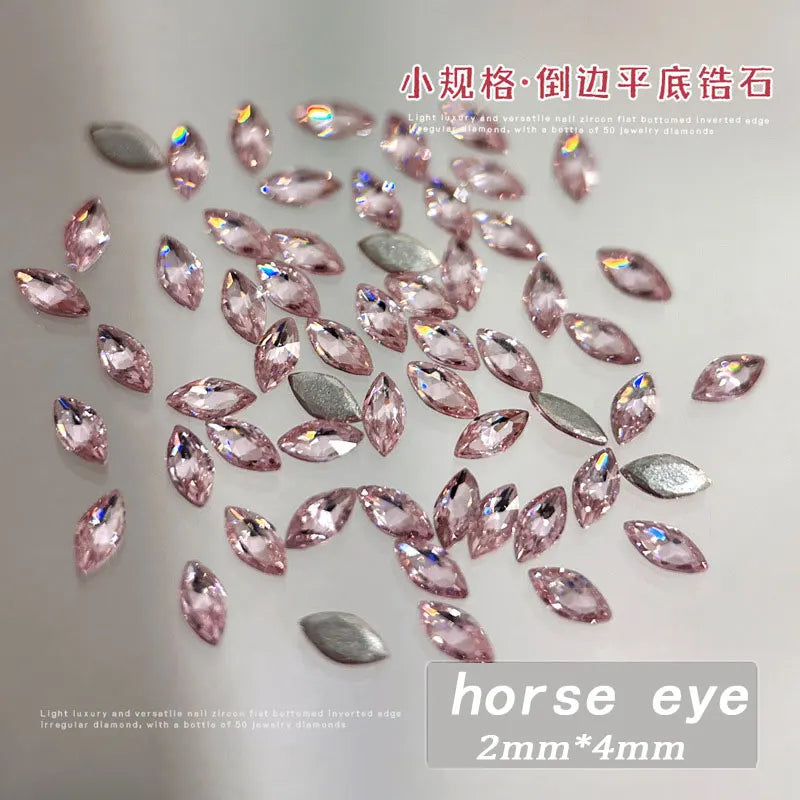 Glänzende Nailart – Strasssteine