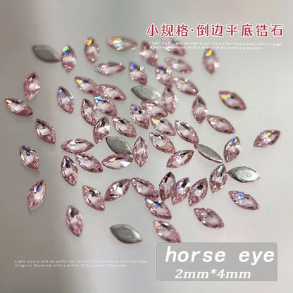 Glänzende Nailart – Strasssteine