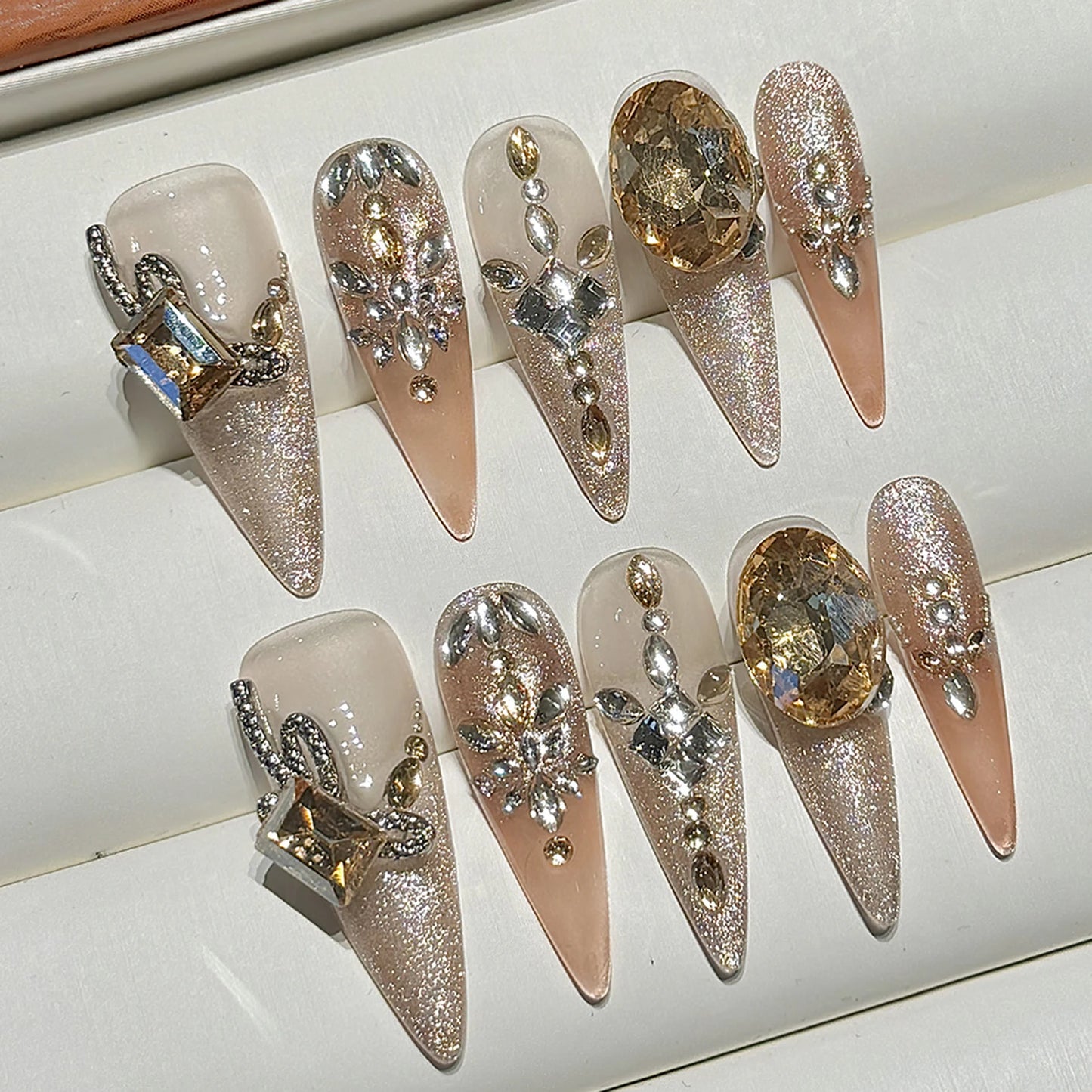 Press-On Nails Stiletto – Goldener Luxus