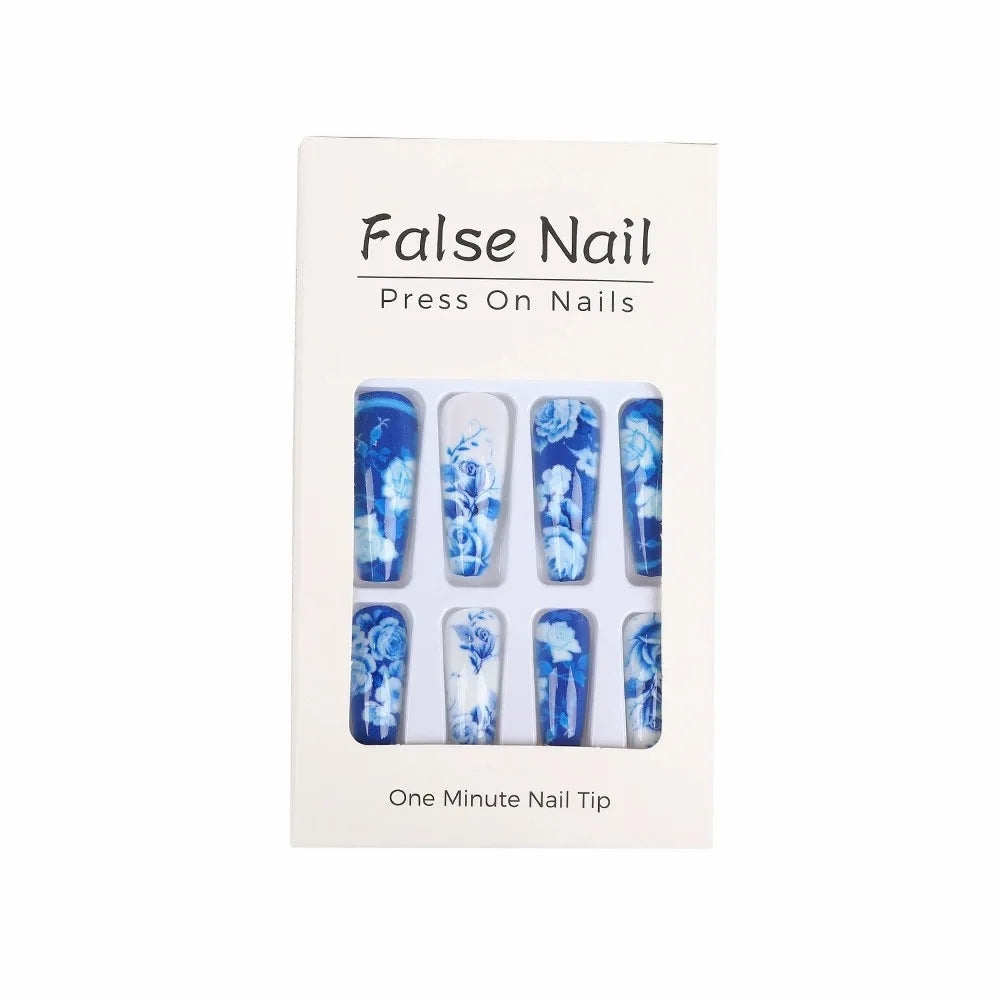 Press-On Nails – Porzellan-Eleganz