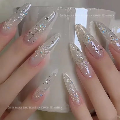 Glänzende Nailart – Strasssteine