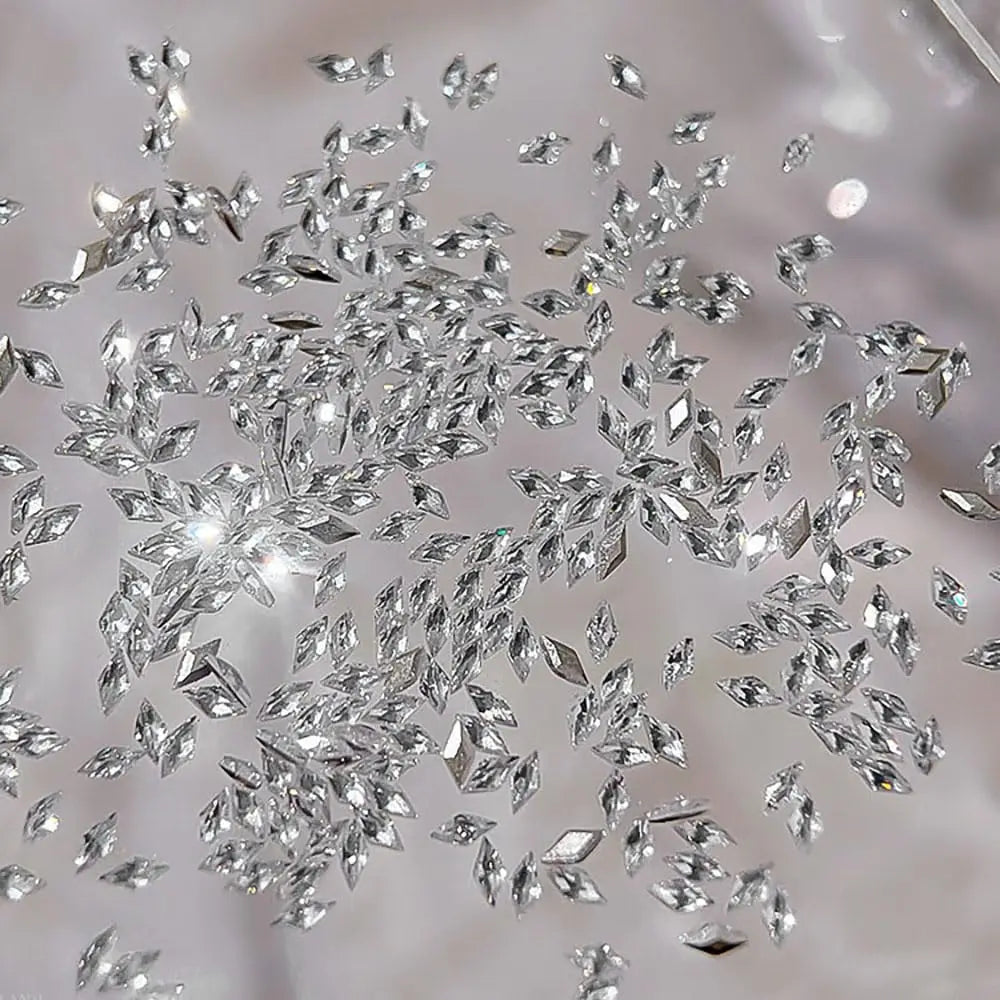 Glänzende Nailart – Strasssteine