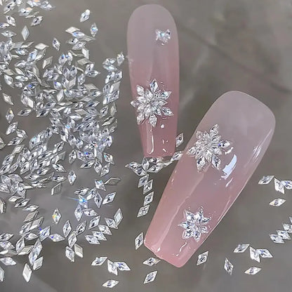 Glänzende Nailart – Strasssteine