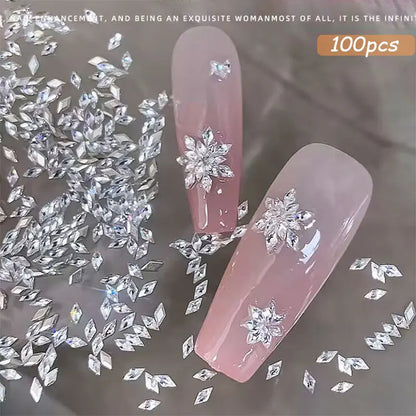 Glänzende Nailart – Strasssteine